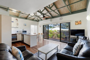 MAIN STAY - 100m to patrolled beach, pool, wifi, close to cafes